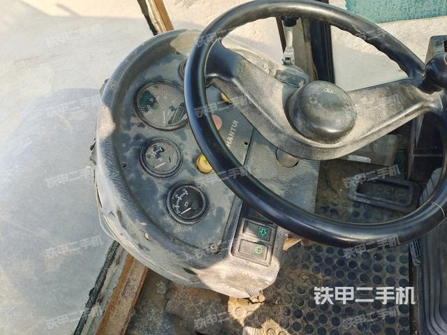 駕駛室內(nèi)座椅、儀表操作手柄全景（壓路機(jī)駕駛室）