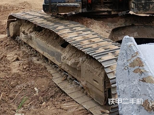 單側(cè)履帶整體(整機(jī)外觀) 單側(cè)履帶整體(整機(jī)外觀)