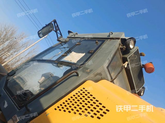 右側(cè)正面照（壓路機(jī)駕駛室）