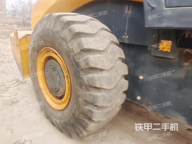 后輪左側(cè)全景（壓路機前后車架）