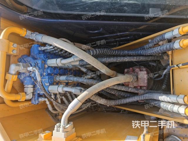 回轉(zhuǎn)馬達(dá)和主控閥(整機(jī)外觀) 回轉(zhuǎn)馬達(dá)和主控閥(整機(jī)外觀)