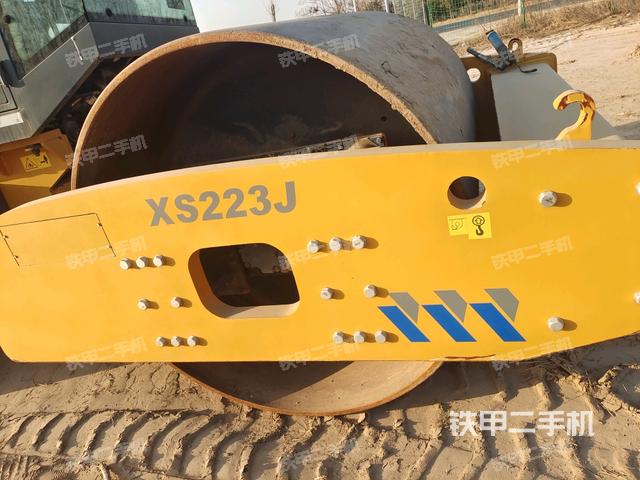 前車架正右側（壓路機前后車架）