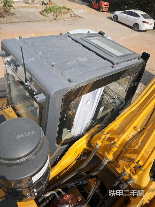 駕駛室頂部(整機(jī)外觀) 駕駛室頂部(整機(jī)外觀)