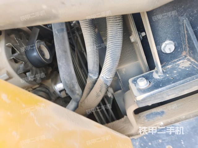 發(fā)動機右側(cè)全景（壓路機發(fā)動機艙）