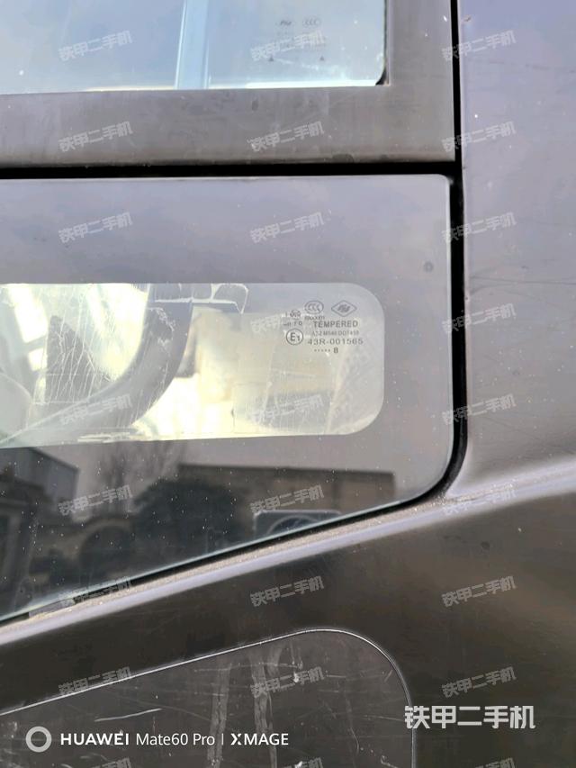 行走控制手柄和踏板?俯拍(駕駛室部分) 行走控制手柄和踏板?俯拍(駕駛室部分)