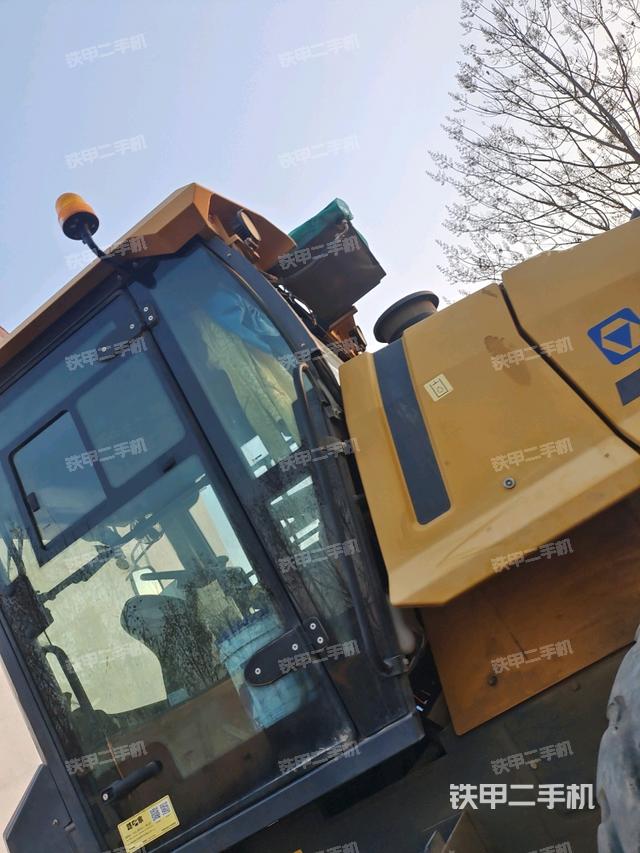 右側(cè)正面照（壓路機駕駛室）