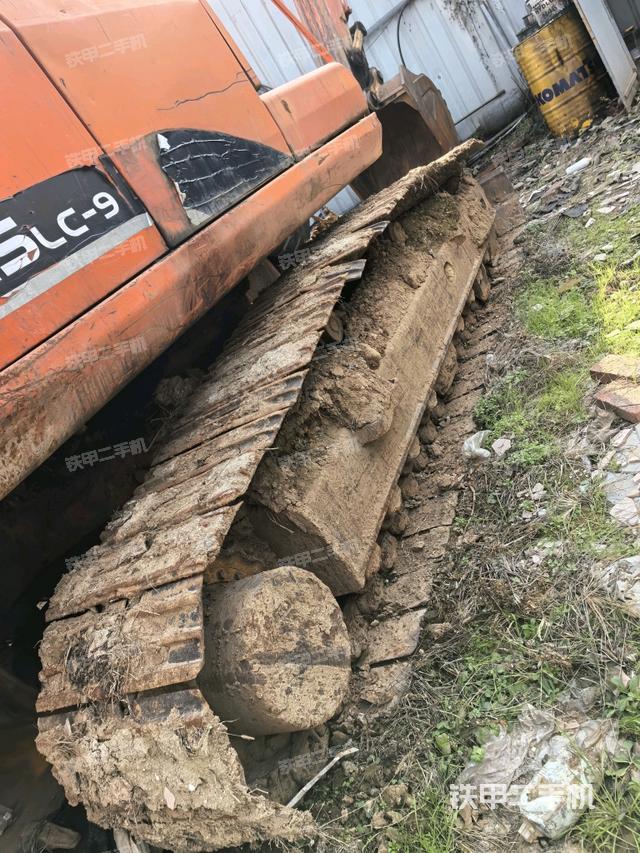 單側(cè)履帶整體(整機(jī)外觀) 單側(cè)履帶整體(整機(jī)外觀)