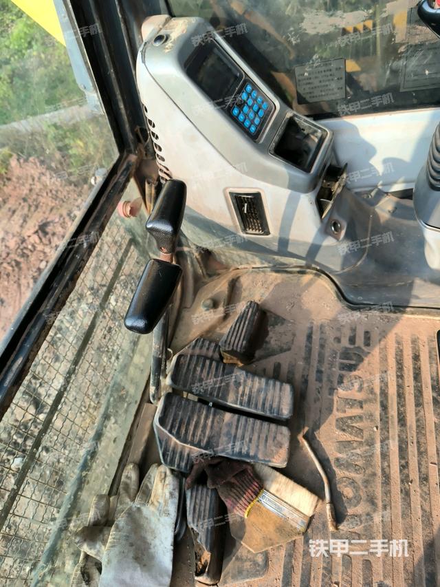 行走控制手柄和踏板?俯拍（駕駛室部分）