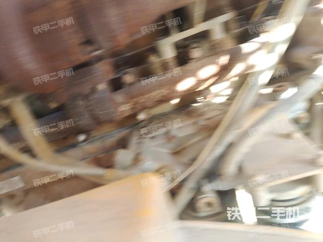 發(fā)動(dòng)機(jī)右側(cè)全景（壓路機(jī)發(fā)動(dòng)機(jī)艙）