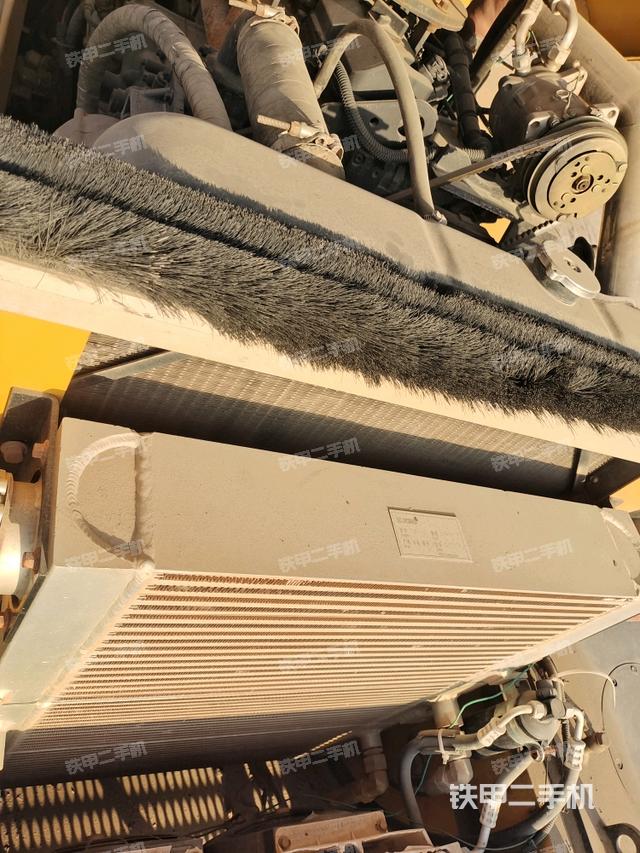 散熱器全景（壓路機發(fā)動機艙）