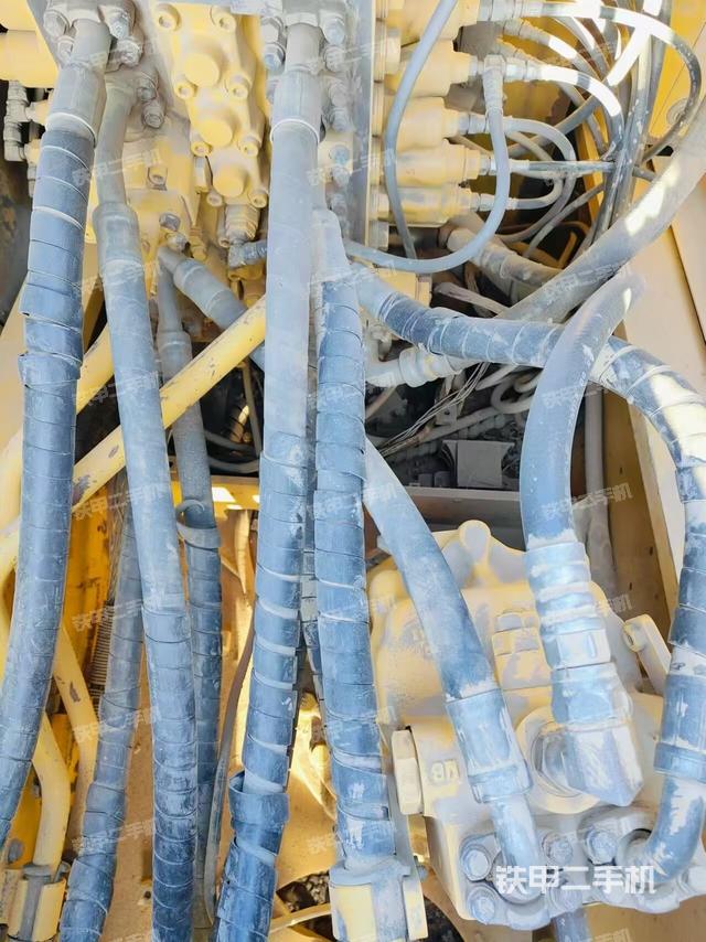 回轉(zhuǎn)馬達(dá)和主控閥（整機(jī)外觀）