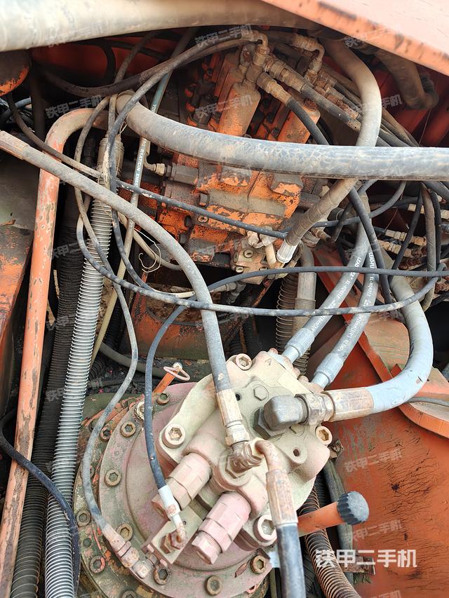 回轉(zhuǎn)馬達(dá)和主控閥（整機(jī)外觀）