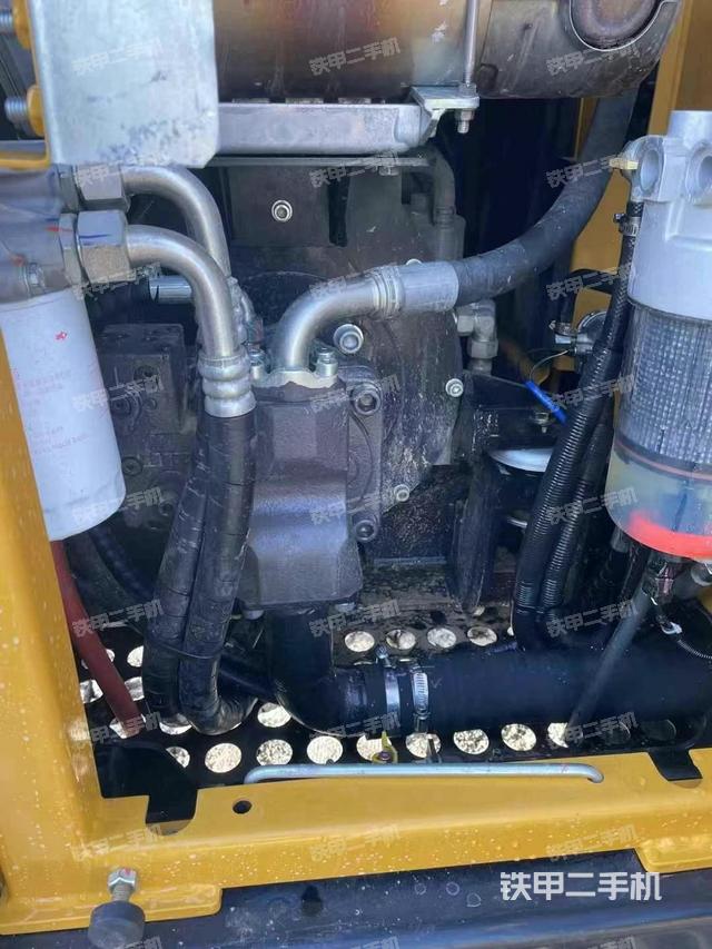 液壓泵艙室正面整體(整機(jī)外觀) 液壓泵艙室正面整體(整機(jī)外觀)