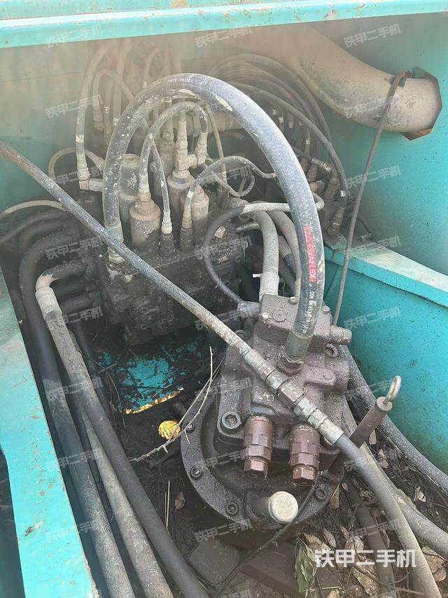 回转马达和主控阀（整机外观）