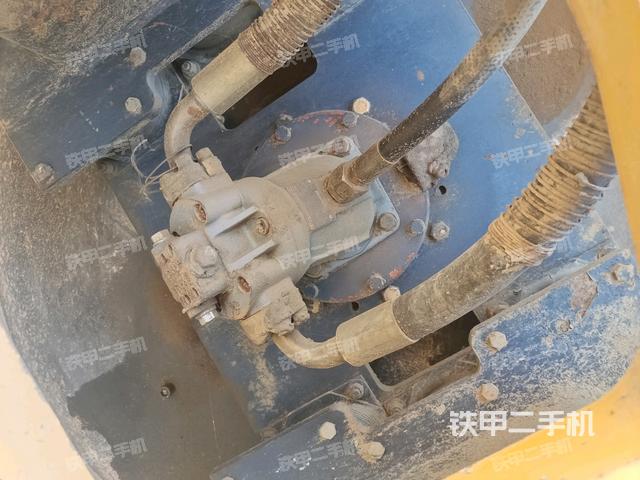 后輪左側(cè)全景（壓路機(jī)前后車(chē)架）