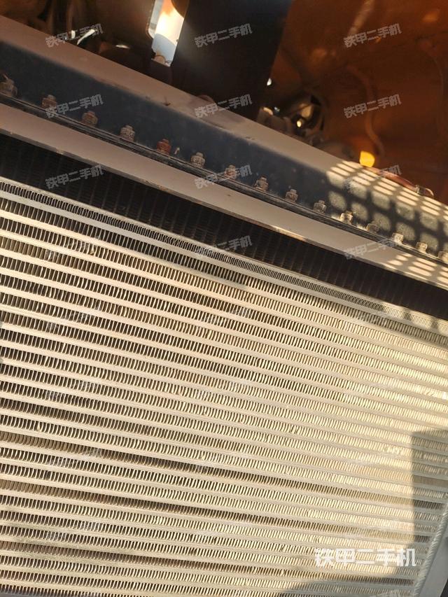 發(fā)動(dòng)機(jī)上部全景（壓路機(jī)發(fā)動(dòng)機(jī)艙）