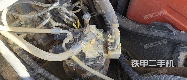 回轉(zhuǎn)馬達和主控閥(整機外觀) 回轉(zhuǎn)馬達和主控閥(整機外觀)