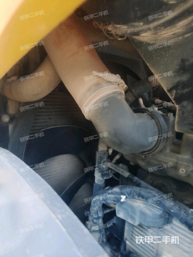 發(fā)動機上部全景（壓路機發(fā)動機艙）