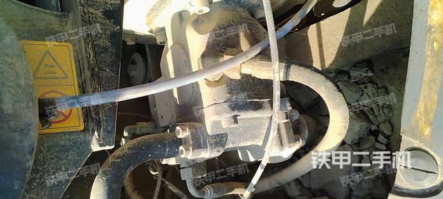 液压泵舱室正面整体（整机外观）