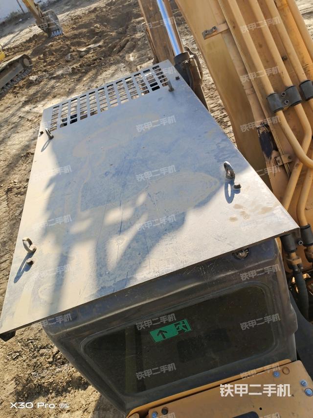 駕駛室頂部(整機(jī)外觀) 駕駛室頂部(整機(jī)外觀)