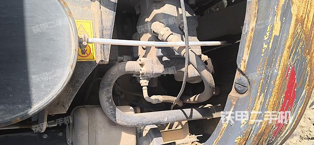 液压泵舱室正面整体（整机外观）