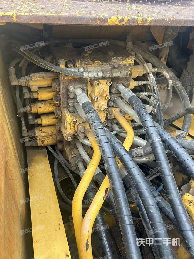 回转马达和主控阀（整机外观）