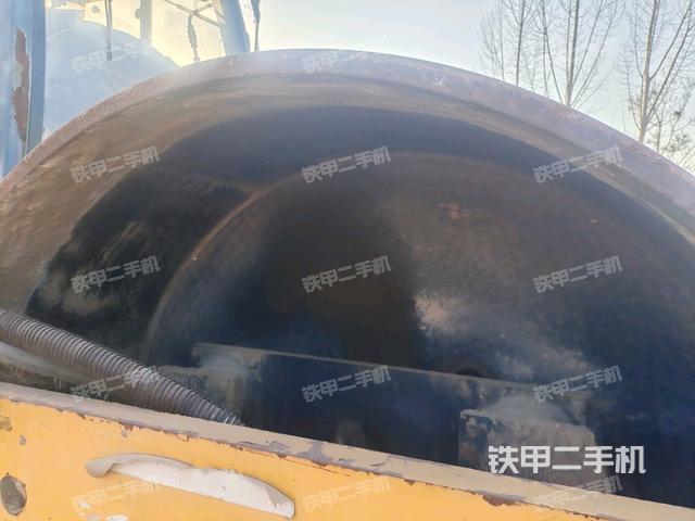 前車(chē)架正右側(cè)（壓路機(jī)前后車(chē)架）