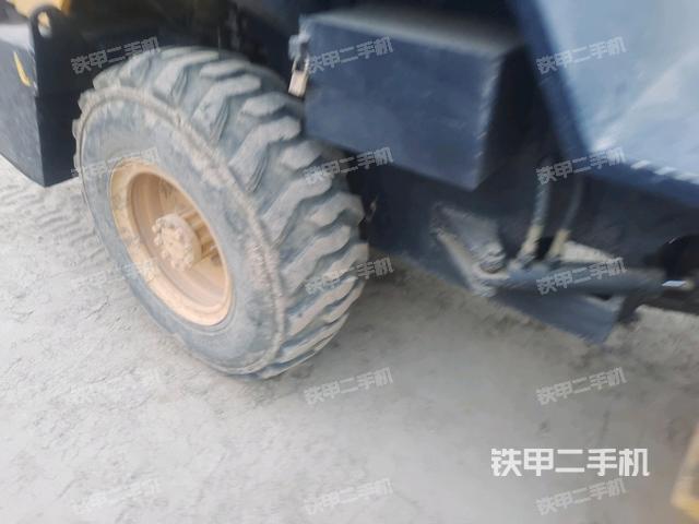 后輪右側(cè)全景（壓路機前后車架）