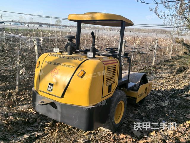 右后45°(壓路機(jī)整機(jī)外觀) 右后45°(壓路機(jī)整機(jī)外觀)