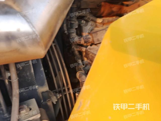 發(fā)動機艙液壓泵全景（壓路機發(fā)動機艙）