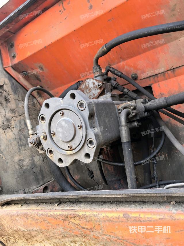 液壓泵艙室正面整體(整機(jī)外觀) 液壓泵艙室正面整體(整機(jī)外觀)