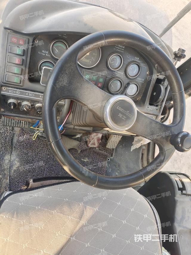 駕駛室內(nèi)座椅、儀表操作手柄全景（壓路機(jī)駕駛室）