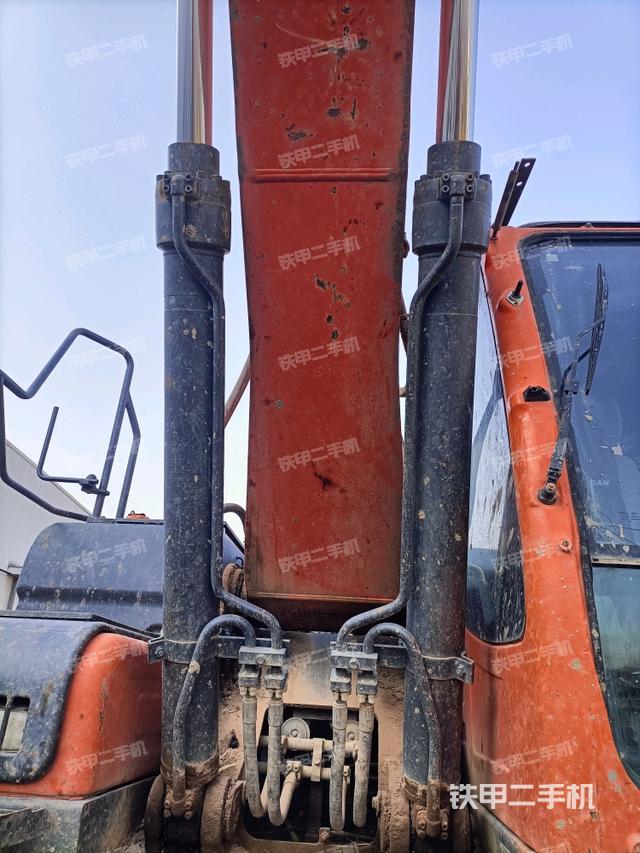 大臂油缸整体 竖拍（工作和回转装置）