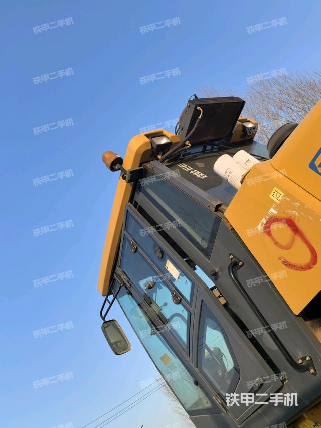 右側(cè)正面照（壓路機駕駛室）