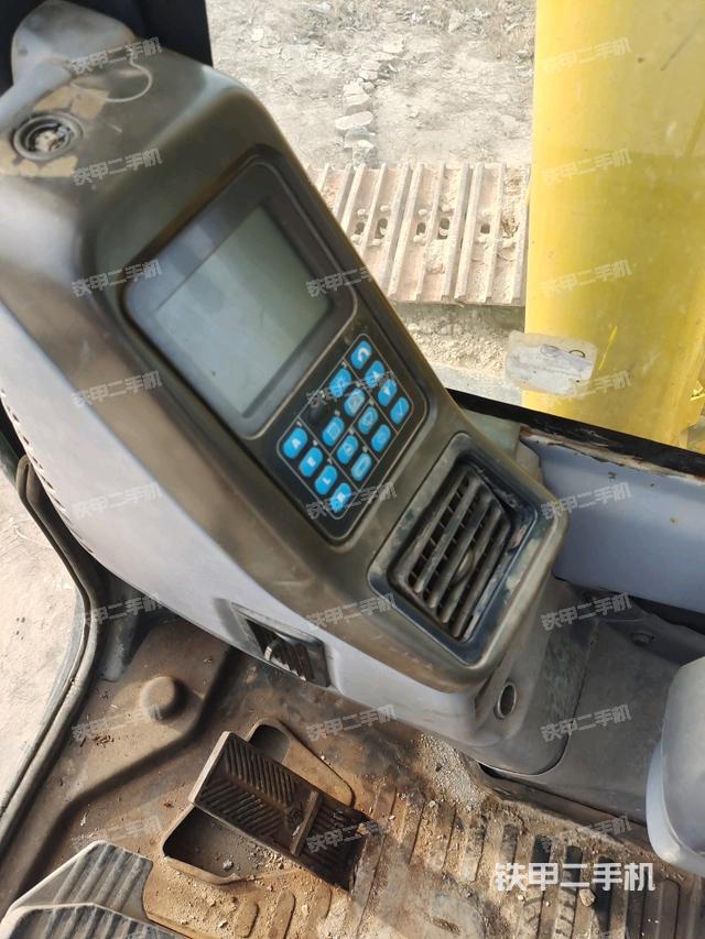 行走控制手柄和踏板?俯拍（駕駛室部分）