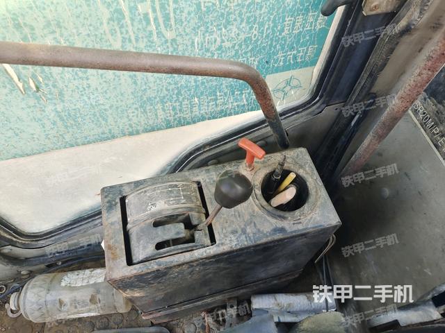 駕駛室側(cè)向上照全景（壓路機(jī)駕駛室）