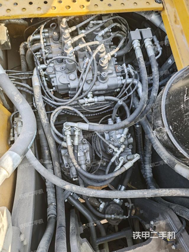 回轉(zhuǎn)馬達(dá)和主控閥（整機(jī)外觀）