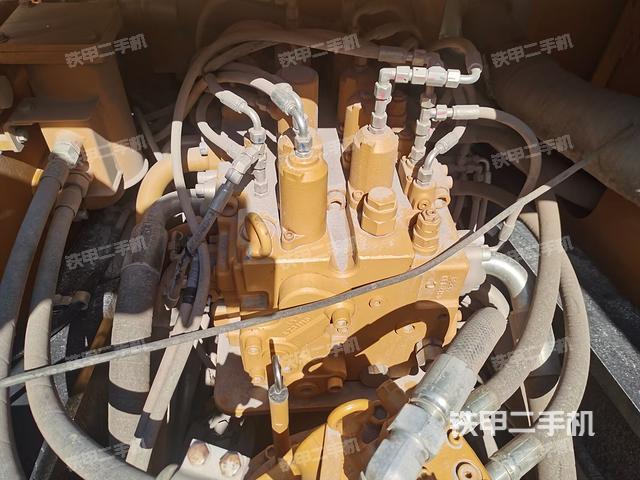 回轉(zhuǎn)馬達(dá)和主控閥（整機(jī)外觀）