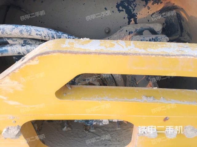 后輪右側(cè)全景（壓路機前后車架）