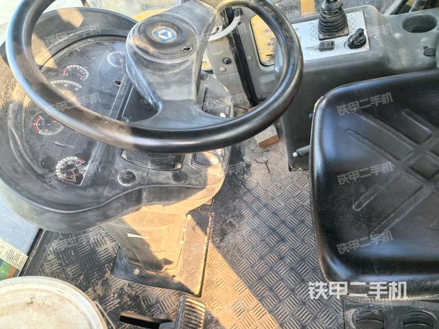 駕駛室頂蓬內(nèi)（壓路機駕駛室）