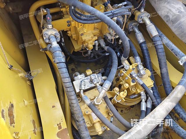 回轉(zhuǎn)馬達(dá)和主控閥（整機(jī)外觀）