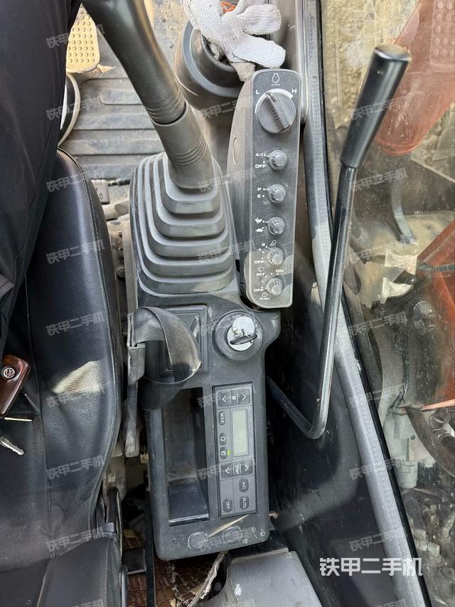 座椅左側(cè)控制臺/音響/含左手柄（駕駛室部分）