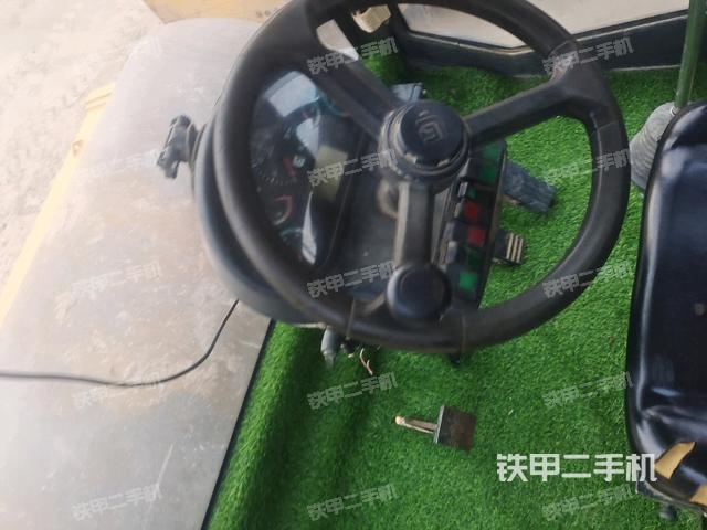 操作臺全景（壓路機駕駛室）