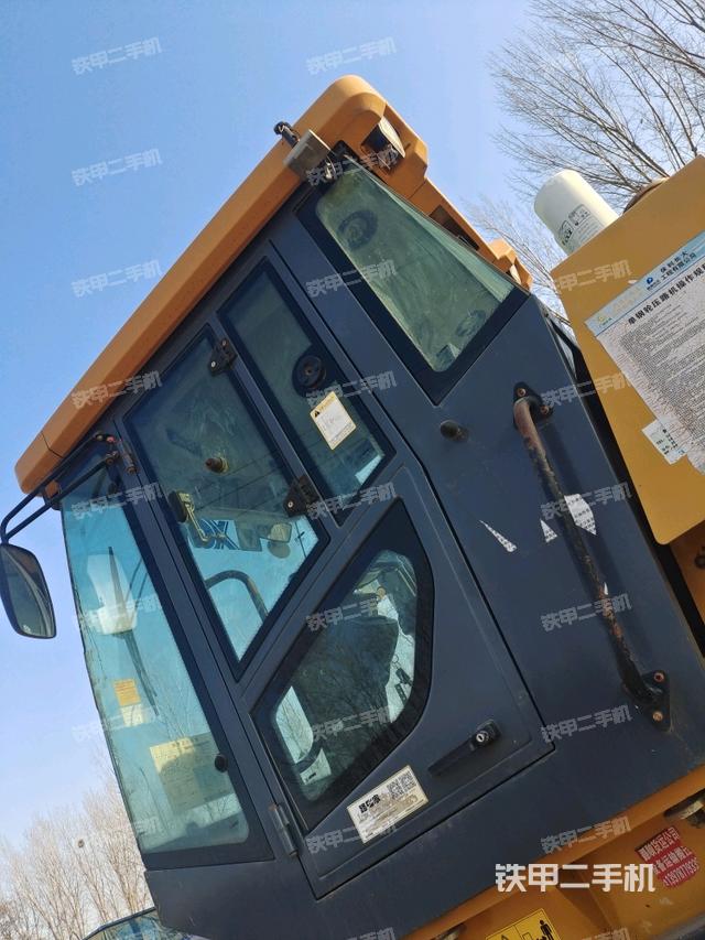 右側正面照（壓路機駕駛室）