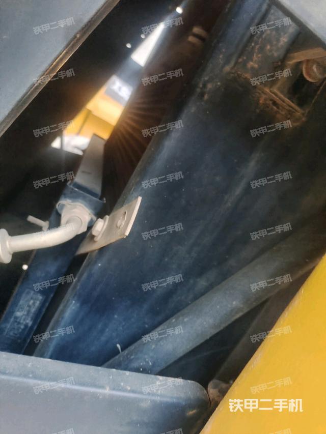 發(fā)動機艙液壓泵全景（壓路機發(fā)動機艙）