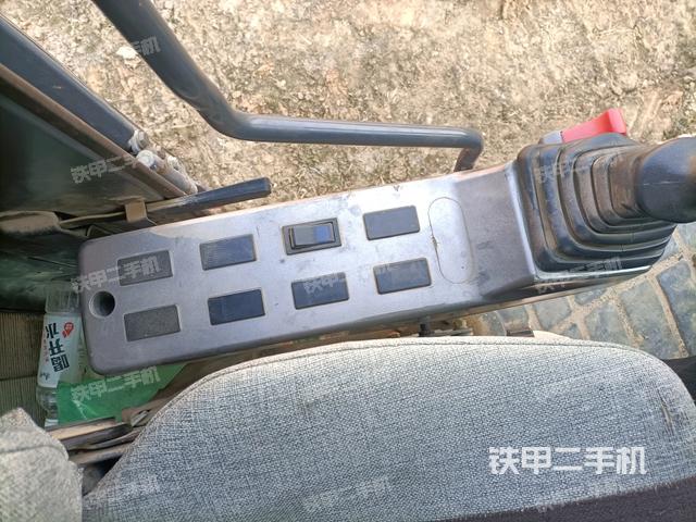 座椅左侧控制台/音响/含左手柄（驾驶室部分）