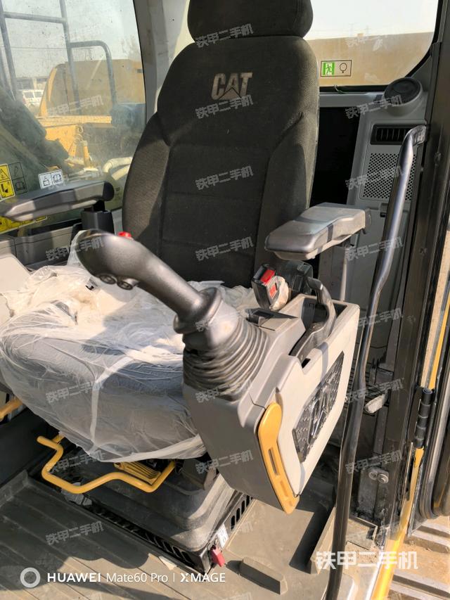 行走控制手柄和踏板?俯拍（駕駛室部分）