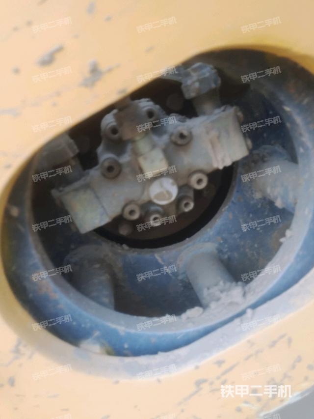 后輪左側(cè)全景（壓路機前后車架）