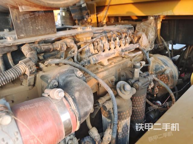 發(fā)動機上部全景（壓路機發(fā)動機艙）