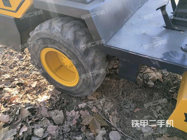 前輪左側(cè)減震塊連接及部件(壓路機(jī)前后車架) 前輪左側(cè)減震塊連接及部件(壓路機(jī)前后車架)